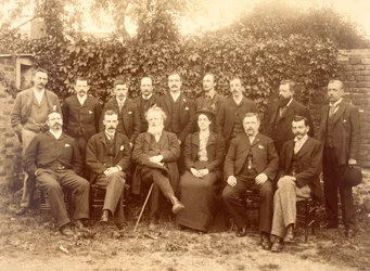 William Morris, fotografiert mit dem Personal der Kelmscott Press